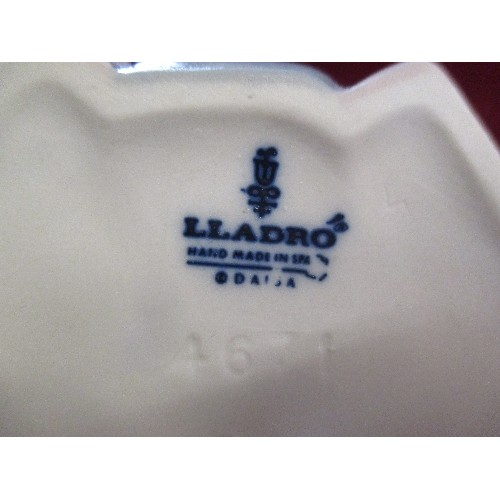 1 - LLADRO PORCLAIN FIGURE OF GIRL KNEELING - 15CM