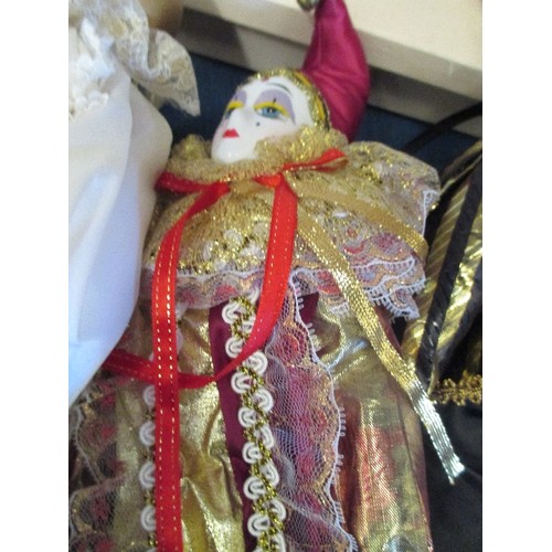 68 - COLLECTION OF 8 CHINA DOLLS & JESTERS