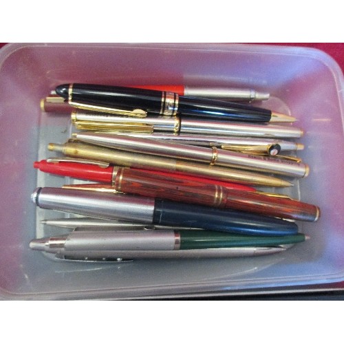 20 - COLLECTION OF FOUNTAIN PENS AND BALLPOINTS INCLUDING A VINTAGE BAKELITE FOUNTAIN PEN, THE NIB MARKED... 