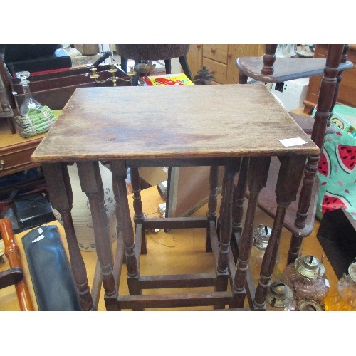 118 - NEST OF THREE OAK TABLES. TALLEST APPROX 56CM H.