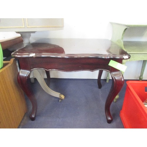 119 - HIGHLY POLISHED DARK WOOD COFFEE/SIDE TABLE. APPROX 43CM H/ 56CM L/ 47CM D.