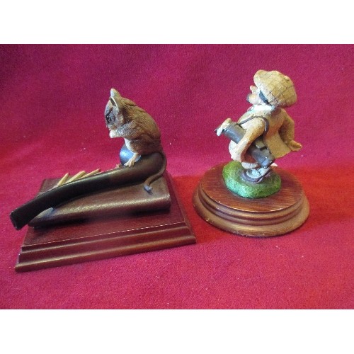 80 - GOLFER FIGURE ON WOODEN BASE, THE LEONARDO COLLECTION 1994, APPROX 11CM H. ALSO MOUSE FIGURE SAT ON ... 