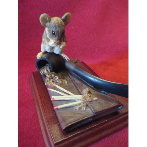 80 - GOLFER FIGURE ON WOODEN BASE, THE LEONARDO COLLECTION 1994, APPROX 11CM H. ALSO MOUSE FIGURE SAT ON ... 