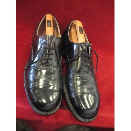 83 - SHOES, BLACK LEATHER ARMY. SIZE 9. VERY LITTLE WEAR. WITH STRETCHERS.