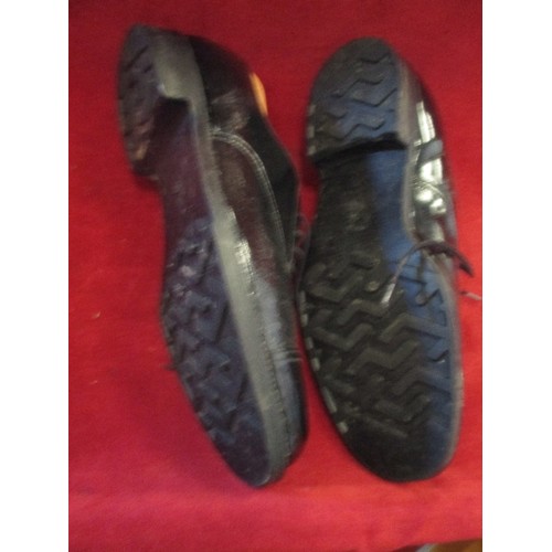 83 - SHOES, BLACK LEATHER ARMY. SIZE 9. VERY LITTLE WEAR. WITH STRETCHERS.