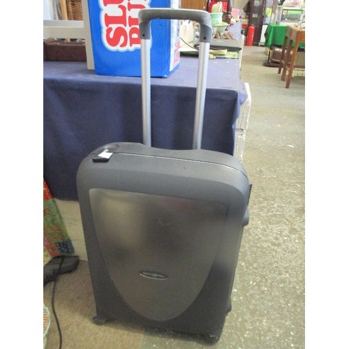 133 - SAMSONITE HARD SHELL WHEELED SUITCASE. APPROX 70 X 50CM.