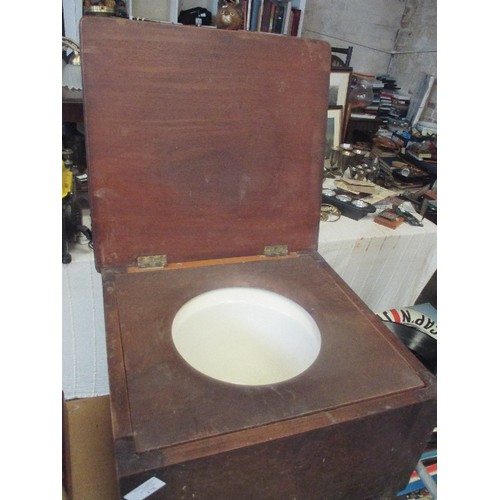 178 - VINTAGE WOODEN COMMODE, LIDDED AND COMPLETE WITH IT'S CERAMIC CHAMBER POT.