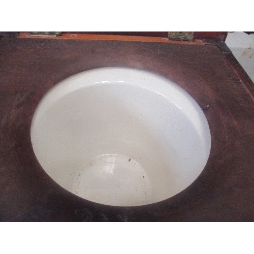 178 - VINTAGE WOODEN COMMODE, LIDDED AND COMPLETE WITH IT'S CERAMIC CHAMBER POT.