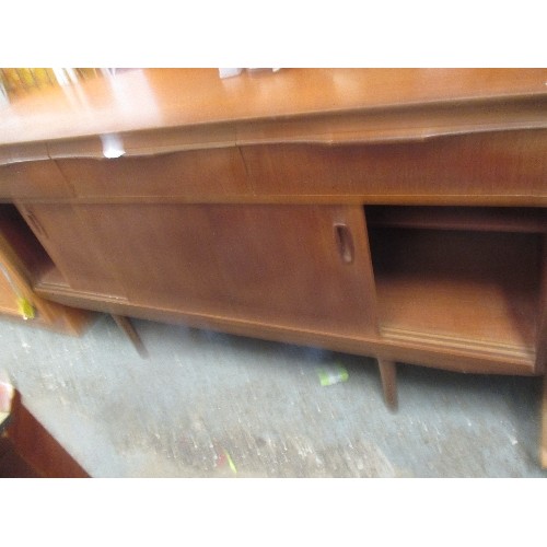 259 - STYLISH MID CENTURY RETRO TEAK SIDEBOARD, THE CUPBOARD WITH SLIDING DOORS. THREE DRAWERS INCLUDING C... 