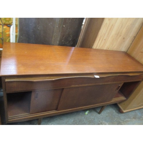 259 - STYLISH MID CENTURY RETRO TEAK SIDEBOARD, THE CUPBOARD WITH SLIDING DOORS. THREE DRAWERS INCLUDING C... 