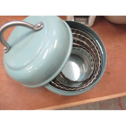 326 - KITCHEN ITEMS INCLUDING GRATER, PYREX, WOODEN ROLLING PIN, TIN OF PASTRY CUTTERS ETC