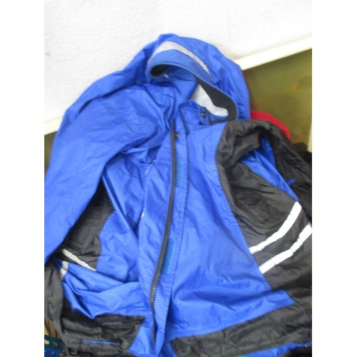 423 - BAG OF GOOD QUALITY GENTS CLOTHES - MOSTLY SPORTS / OUTDOORS INCLUDING RED JACKET BY REGATTA, SIZE M... 