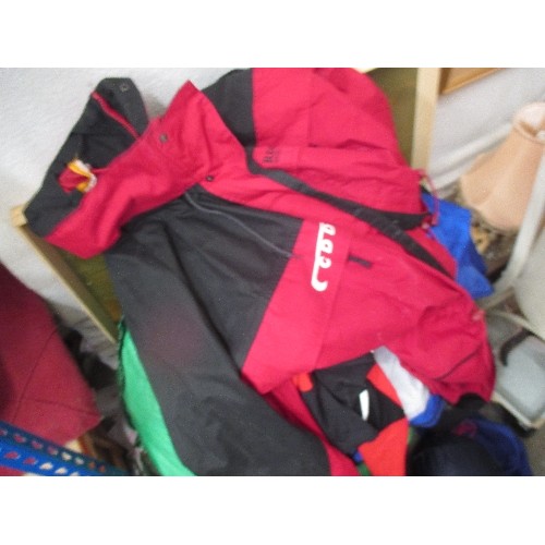 423 - BAG OF GOOD QUALITY GENTS CLOTHES - MOSTLY SPORTS / OUTDOORS INCLUDING RED JACKET BY REGATTA, SIZE M... 