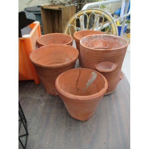 441 - MIXED GARDEN LOT - TERRACOTTA PLANT POTS, HANGING BASKETS, ORNAMENTS, BIRD SEED ETC