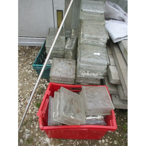 472 - QUANTITY OF GLASS BRICKS (8CM HX 19CM X 19CM )