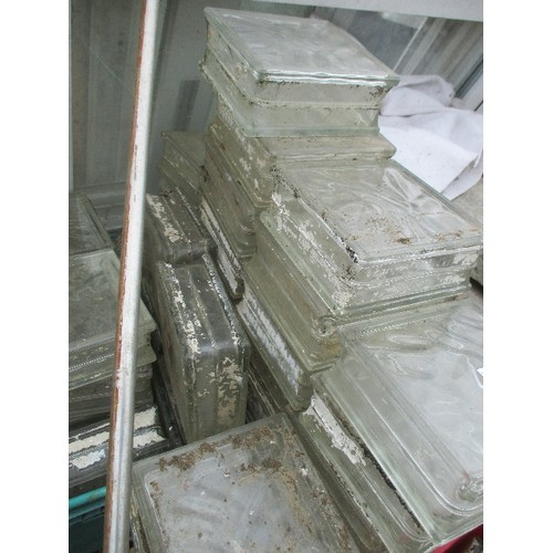 472 - QUANTITY OF GLASS BRICKS (8CM HX 19CM X 19CM )