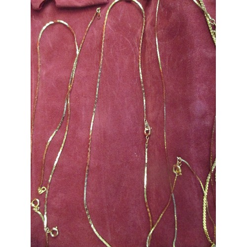 28 - SUEDE JEWELLERY POUCH CONTAINING 4 GILT METAL CHAIN NECKLACES AND 2 BRACELETS - DIFFERENT STYLE LINK... 