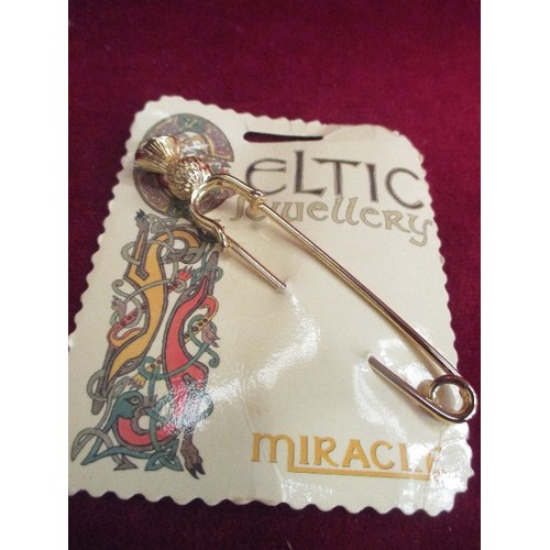 26 - CELTIC JEWELLERY KILT PIN WITH CITRINE COLOURED STONE TOGETHER WITH A SCOTTISH PEWTER CRINAN KNOT PI... 