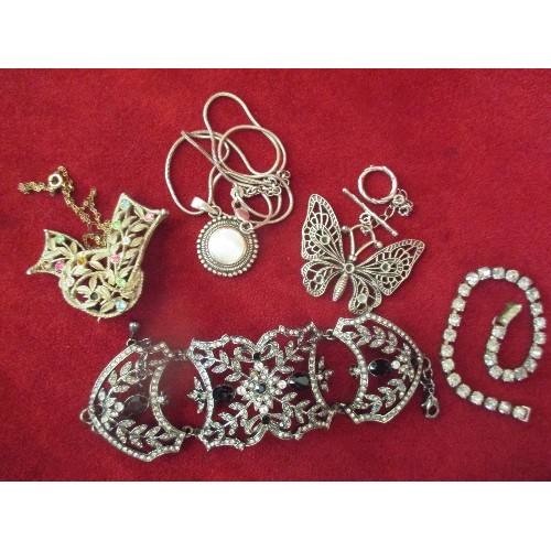 25 - SELECTION OF STERLING SILVER AND COSTUME JEWELLERY INCLUDING A M0THER OF PEARL PENDANT ON CHAIN MARK... 