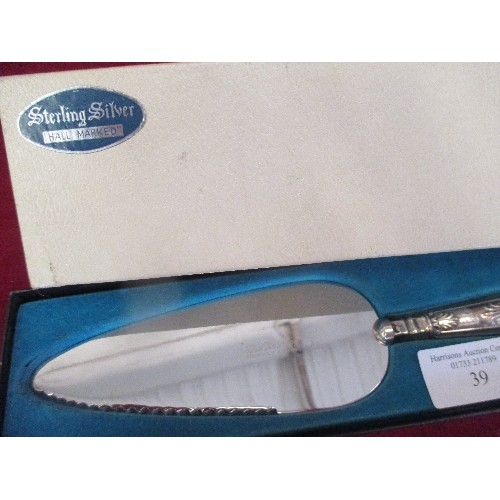 39 - PIE SERVER WITH HALLMARKED ENGLISH STERLING SILVER HANDLE, KINGS PATTERN - WITH ORIGINAL BOX