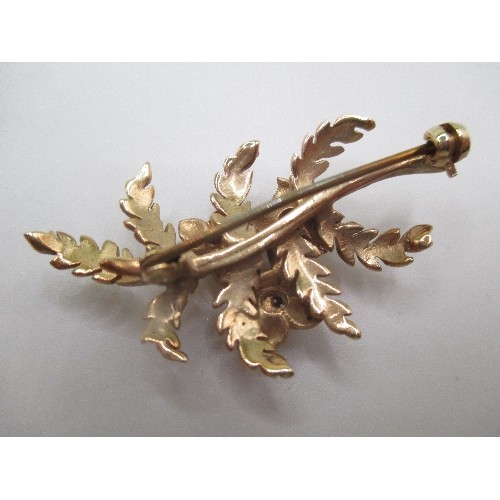 48 - A BEAUTIFUL 9ct GOLD AND GARNET FERN LEAF BROOCH 7.35 gr