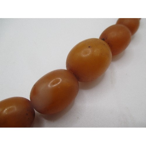 20 - A GENUINE 1930'S BUTTERCOTCH AMBER NECKLACE WITH GRADUATED 