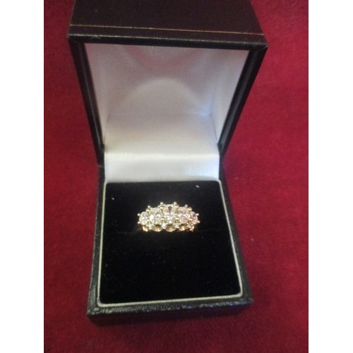 32 - A STUNNING 14 CT GOLD RING SET WITH 5 GRADUATED OVAL CUT CUBIC ZIRCONIA AND 8 SMALL CLEAR STONES - 4... 