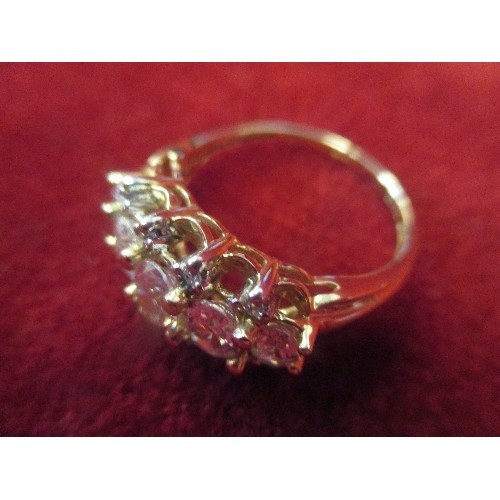 32 - A STUNNING 14 CT GOLD RING SET WITH 5 GRADUATED OVAL CUT CUBIC ZIRCONIA AND 8 SMALL CLEAR STONES - 4... 