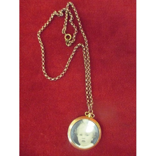 35 - WWI 9ct GOLD PENDANT PHOTOS OF SOLDIER AND CHILD ON  GOLD METAL CHAIN OF THE SAME AGE