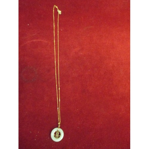 31 - A 9CT GOLD AND JADE DISC PENDANT ON A 14CT GOLD CHAIN