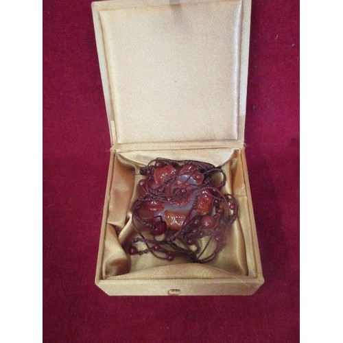32 - JADE AND AMBER PENDANT ON NECKLACE IN LINED BOX