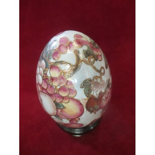 4 - ORIENTAL CERAMIC EGG ON STAND DECORATED WITH GRAPES AND PEACHES - TOTAL HEIGHT 20CM