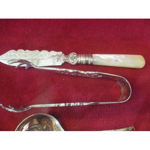 48 - SILVER AND SILVER PLATED CUTLERY INCLUDING A BUTTER KNIFE WITH SILVER BLADE BIRM 1909, HEAVY SILVER ... 