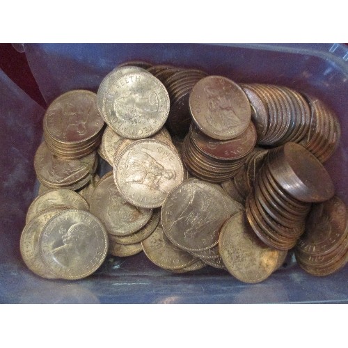 50 - COLLECTION OF COINS INCLUDING UNCIRCULATED 1967 PENNIES, MIXED PENNIES GEO V & VI, MIXED HALF PENNIE... 