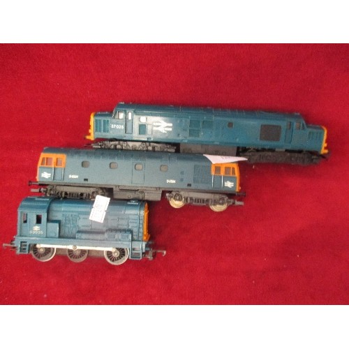 122 - 3 MODEL TRAINS/CARRIAGES.  37025