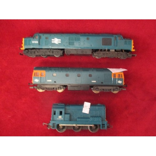 122 - 3 MODEL TRAINS/CARRIAGES.  37025