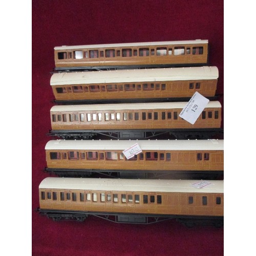 129 - GRAFAR LTD TRAIN CARRIAGES X 5.