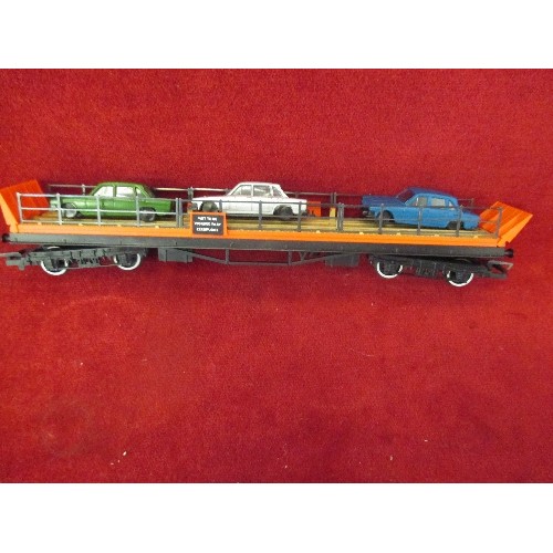 132 - HORNBY RAILWAYS. CAR TRANSPORTER WITH 3 CARS. R-124. BOXED.