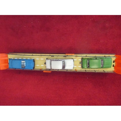 132 - HORNBY RAILWAYS. CAR TRANSPORTER WITH 3 CARS. R-124. BOXED.