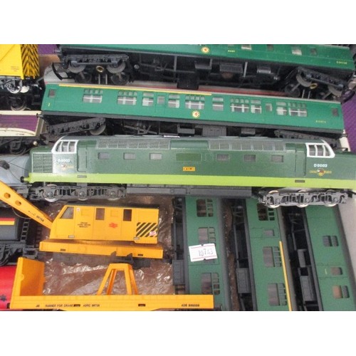 139 - MODEL RAILWAY. LIMA, TRIANG, HORNBY ETC. BOX OF TRAINS CARRIAGES & WAGONS.