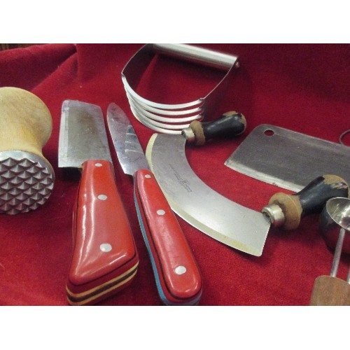 141 - BOX OF VINTAGE KITCHEN UTENSILS, KNIVES, CHOPPERS ETC. INCLUDES A BRASS GOLF CLUB BOTTLE OPENER.