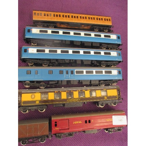 143 - HORNBY AND TRIANG MODEL RAILWAY CARRIAGES/WAGONS.