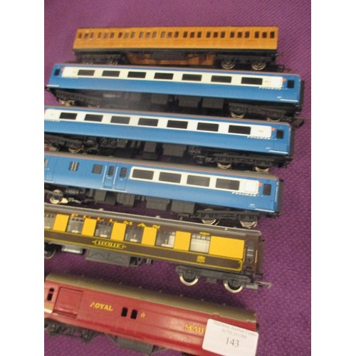 143 - HORNBY AND TRIANG MODEL RAILWAY CARRIAGES/WAGONS.