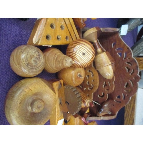 156 - COLLECTION OF CARVED WOODEN ITEMS/TREEN.