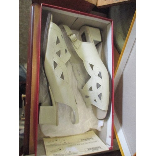 229 - 4 X GOOD PAIR OF LADIES SHOES - SIZE 5 - BY COMFORT FIT AND BARKERTEX. APPEAR NEW. BOXED