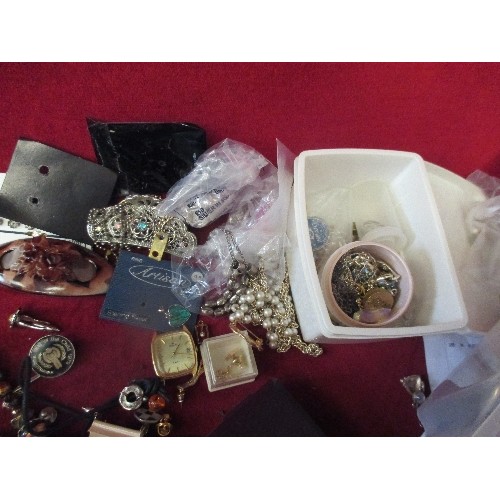 194 - BOX OF COSTUME JEWELLERY ITEMS.