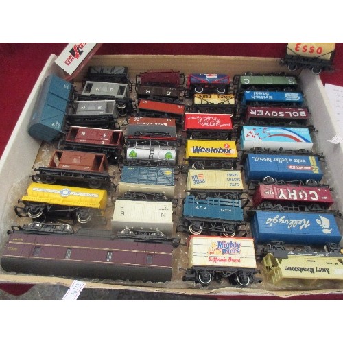 152 - MODEL RAILWAY TRAIN WAGONS. 30 PLUS ITEMS.