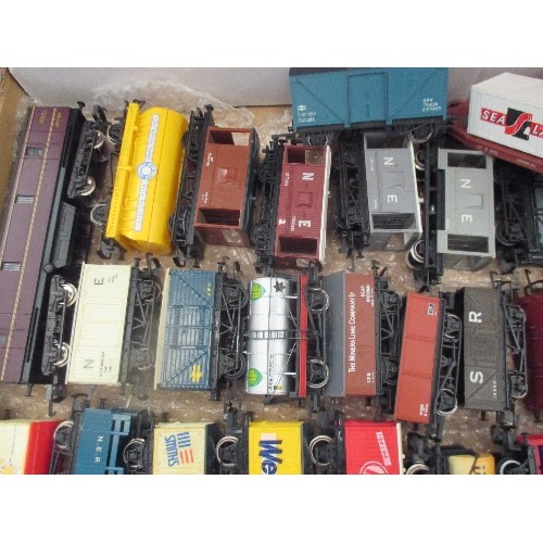 152 - MODEL RAILWAY TRAIN WAGONS. 30 PLUS ITEMS.