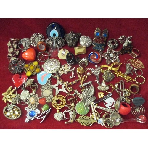 256 - BOX OF VINTAGE COSTUME JEWELLERY. INCLUDES BROOCHES ETC.