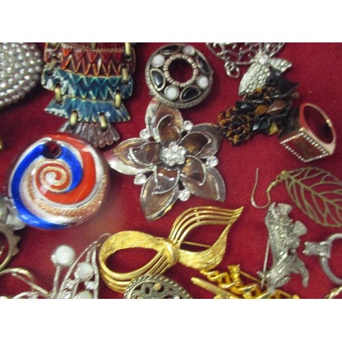 256 - BOX OF VINTAGE COSTUME JEWELLERY. INCLUDES BROOCHES ETC.